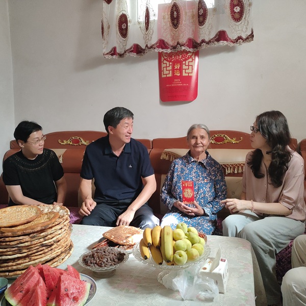 [图文]集团公司向导深入帮扶村开展“民族团结一家亲”慰问活动-Ag亚洲集团新闻