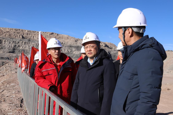 [图文]集团公司党委委员、副总司理王江峰前往和田矿业公司开展调研指导-Ag亚洲集团新闻