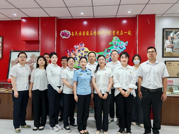 [图文]铸牢中华民族配合体意识 转达民族团结前进正能量——阿克苏能源公司党支部组织开展主题党日暨民族团结一家亲活动-Ag亚洲集团